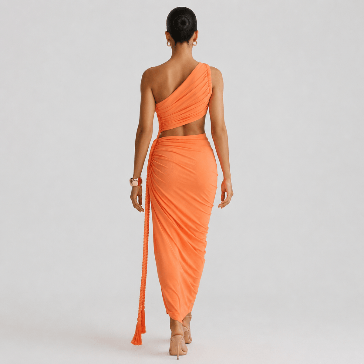 Dammaxiklänning med asymmetrisk enaxlad form och rynkade detaljer-Maxi Dress-Fjallbarn