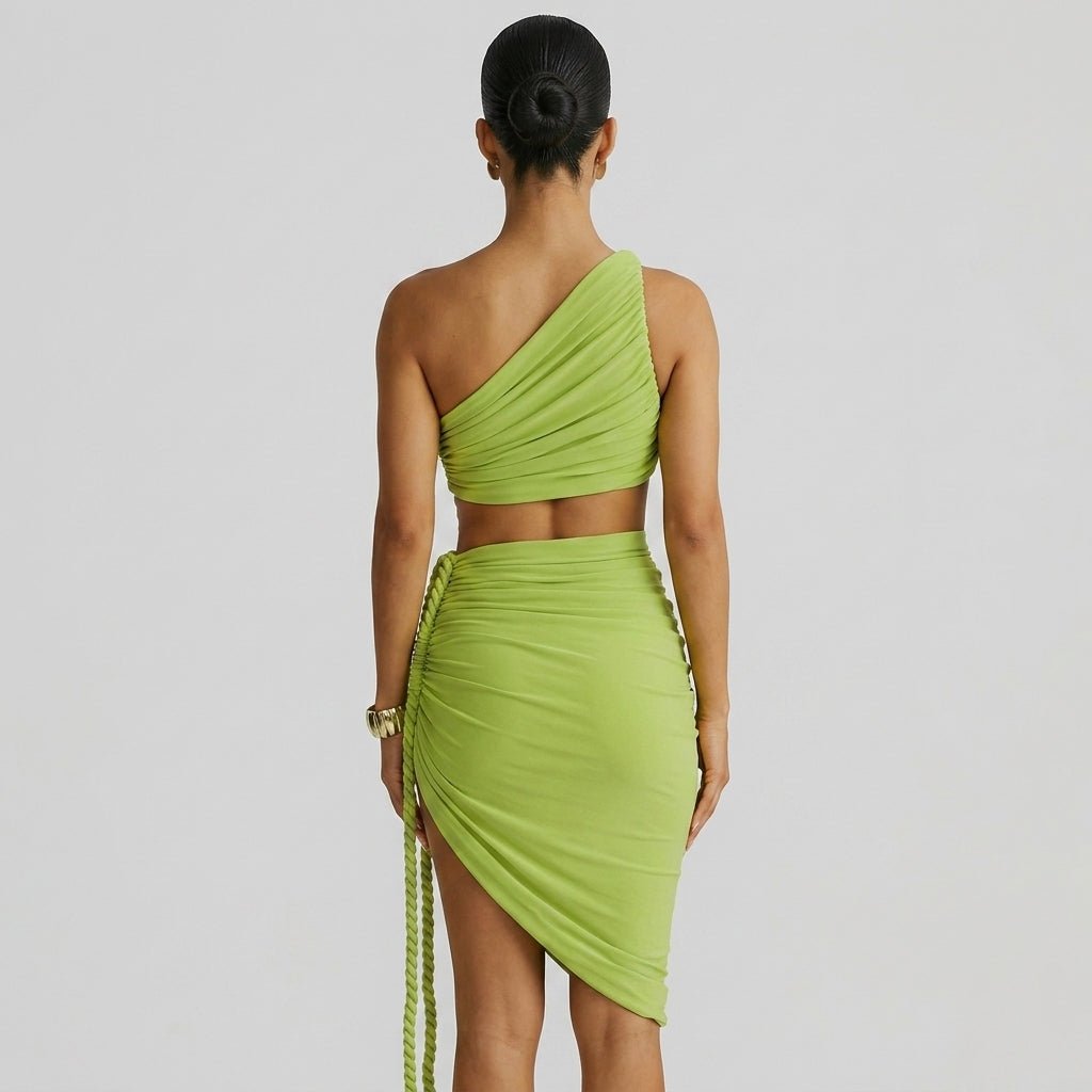 Dammaxiklänning med asymmetrisk enaxlad form och rynkade detaljer-Maxi Dress-Fjallbarn