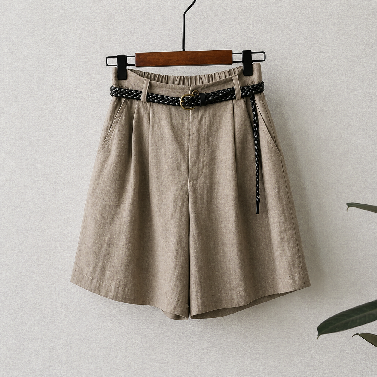Damshorts med hög midja, veck, bälteshällor och sidofickor-Shorts for women-Fjallbarn