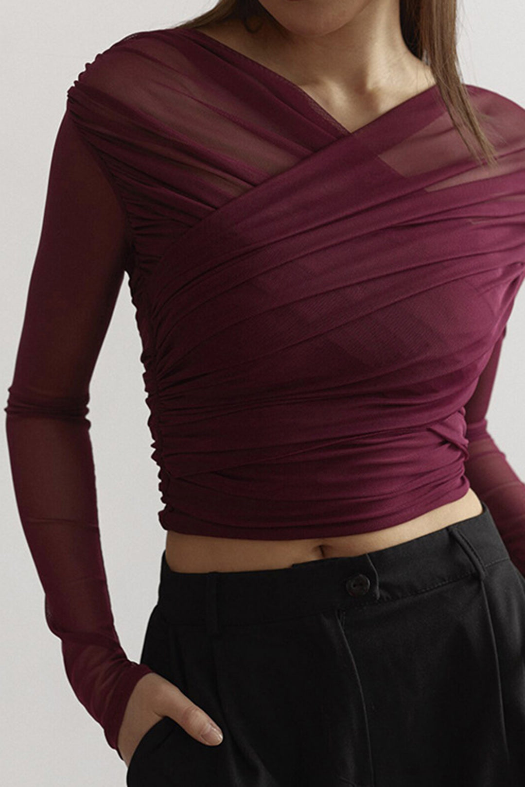 Damtopp i skir mesh med draperad framsida och långa ärmar-Tops for women-Fjallbarn