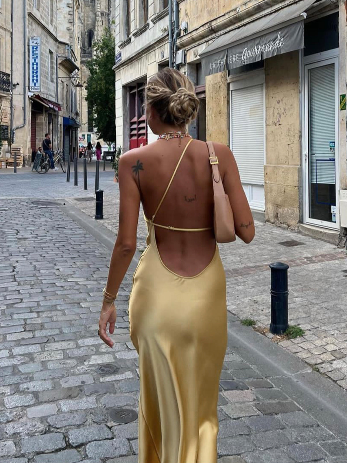 Enaxlad maxiklänning i satin med slits för dam-Maxi Dress-Fjallbarn
