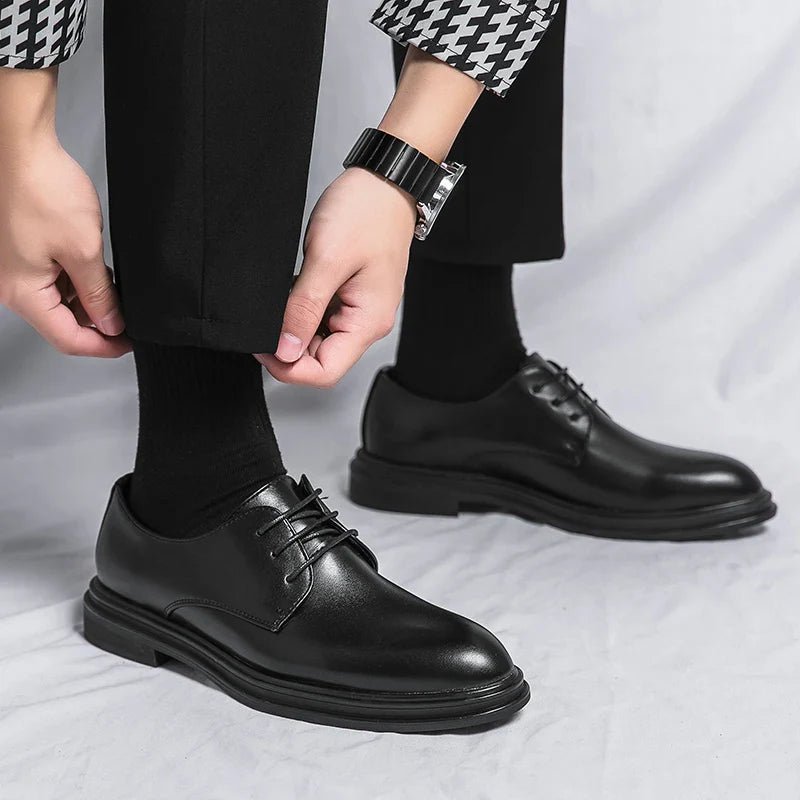 Herr derbyskor med blank yta, snörning och kraftig sula-Dress shoes for men-Fjallbarn