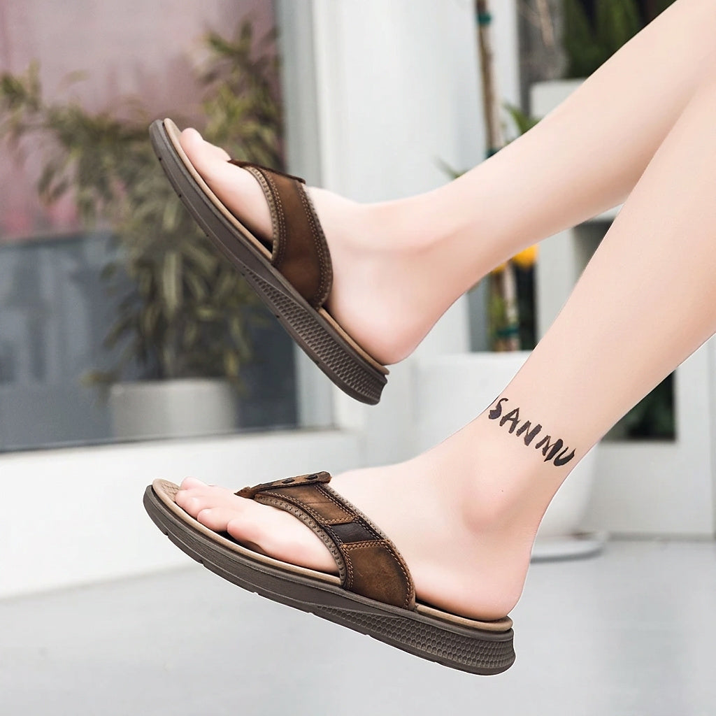 Herr flip-flops med mönstrad fotbädd och remmar med nitar-Footwear for men-Fjallbarn