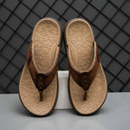 Herr flip-flops med mönstrad fotbädd och remmar med nitar-Footwear for men-Fjallbarn