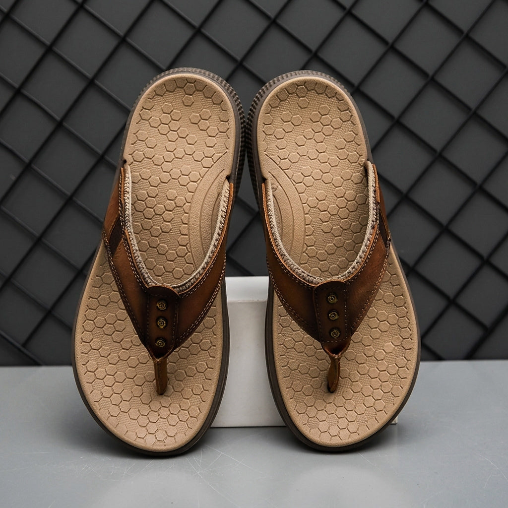 Herr flip-flops med mönstrad fotbädd och remmar med nitar-Footwear for men-Fjallbarn