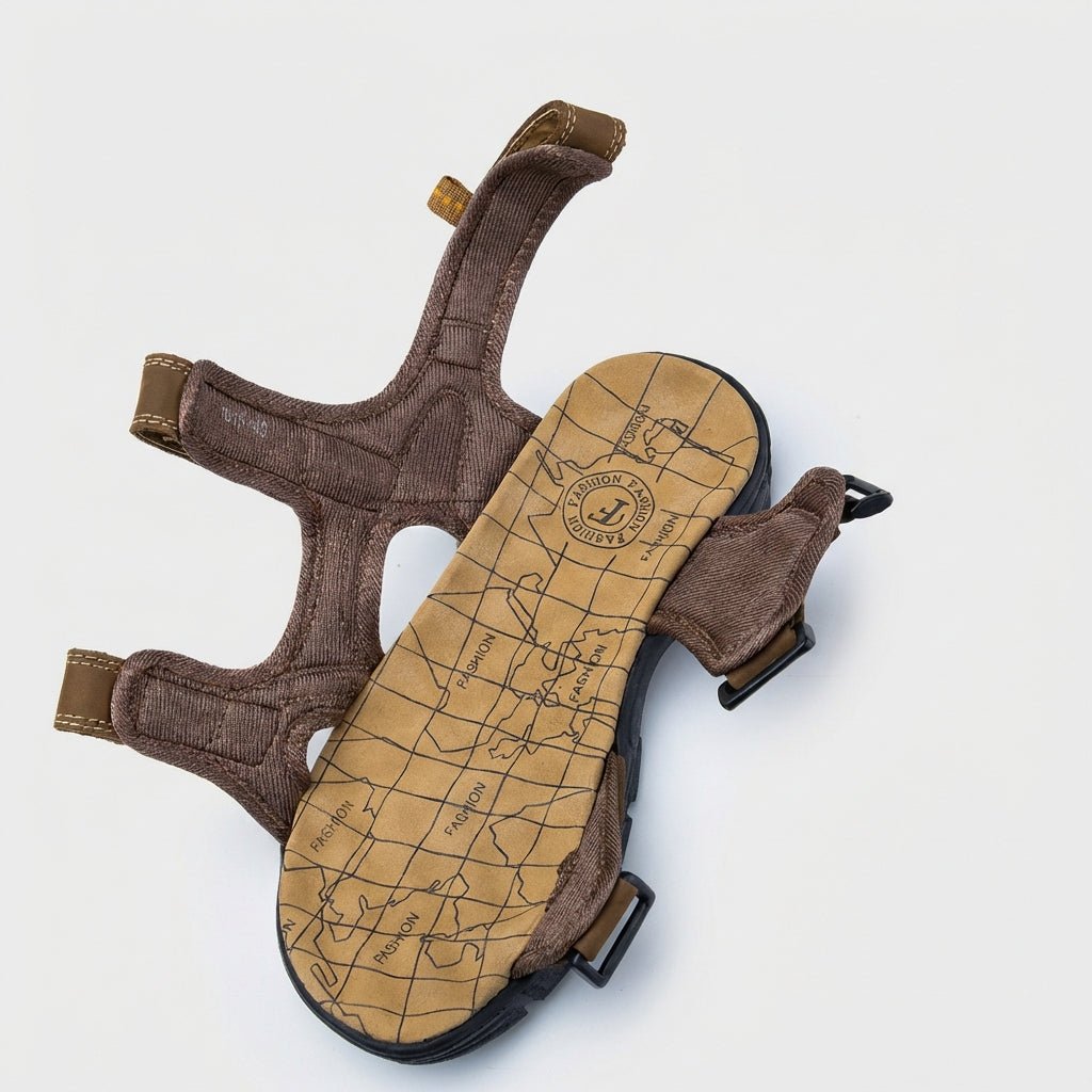 Herr sandaler med tre justerbara remmar och mönstrad yttersula-Footwear for men-Fjallbarn