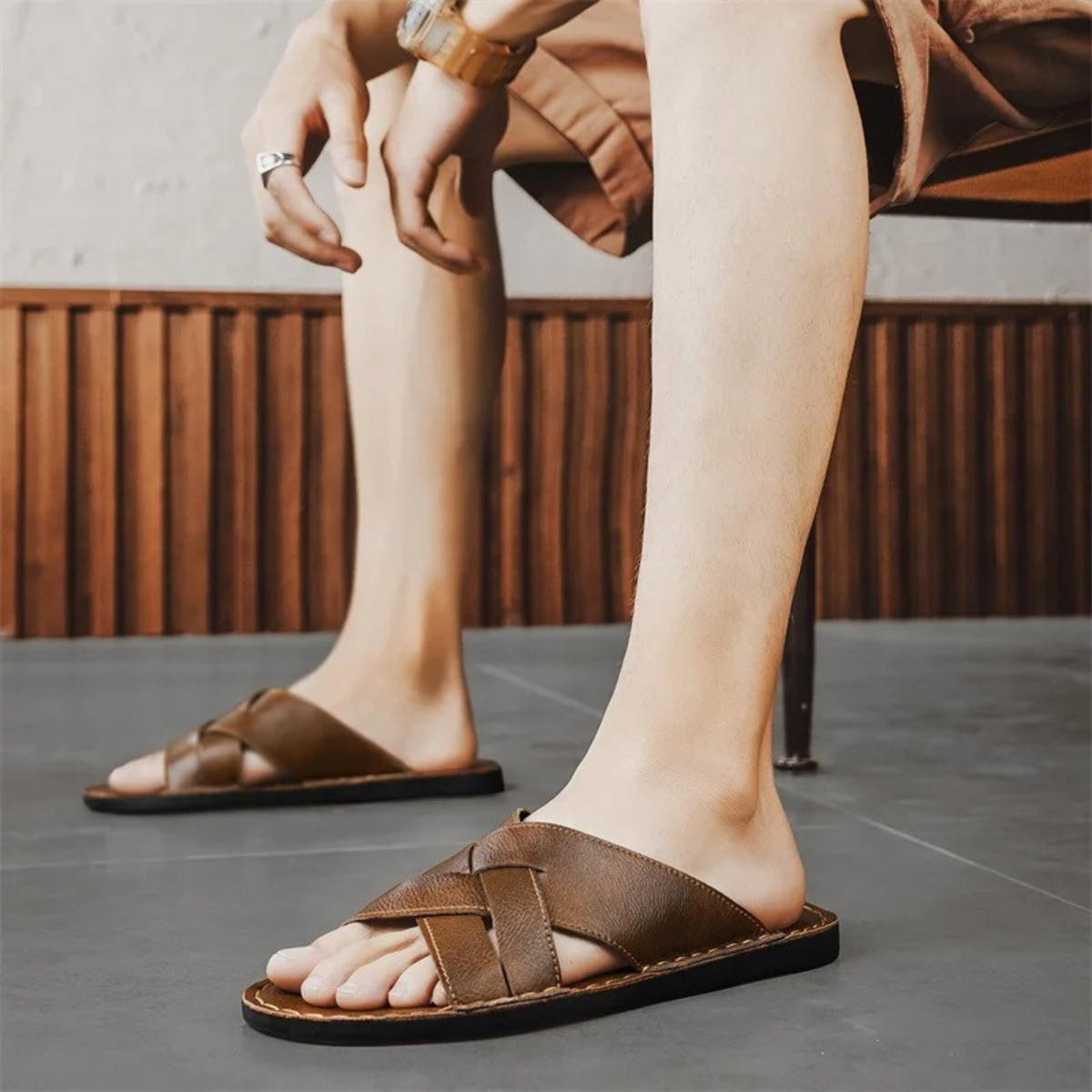 Herrarnas sandaler med korsade remmar och kontrastsömmar-Footwear for men-Fjallbarn