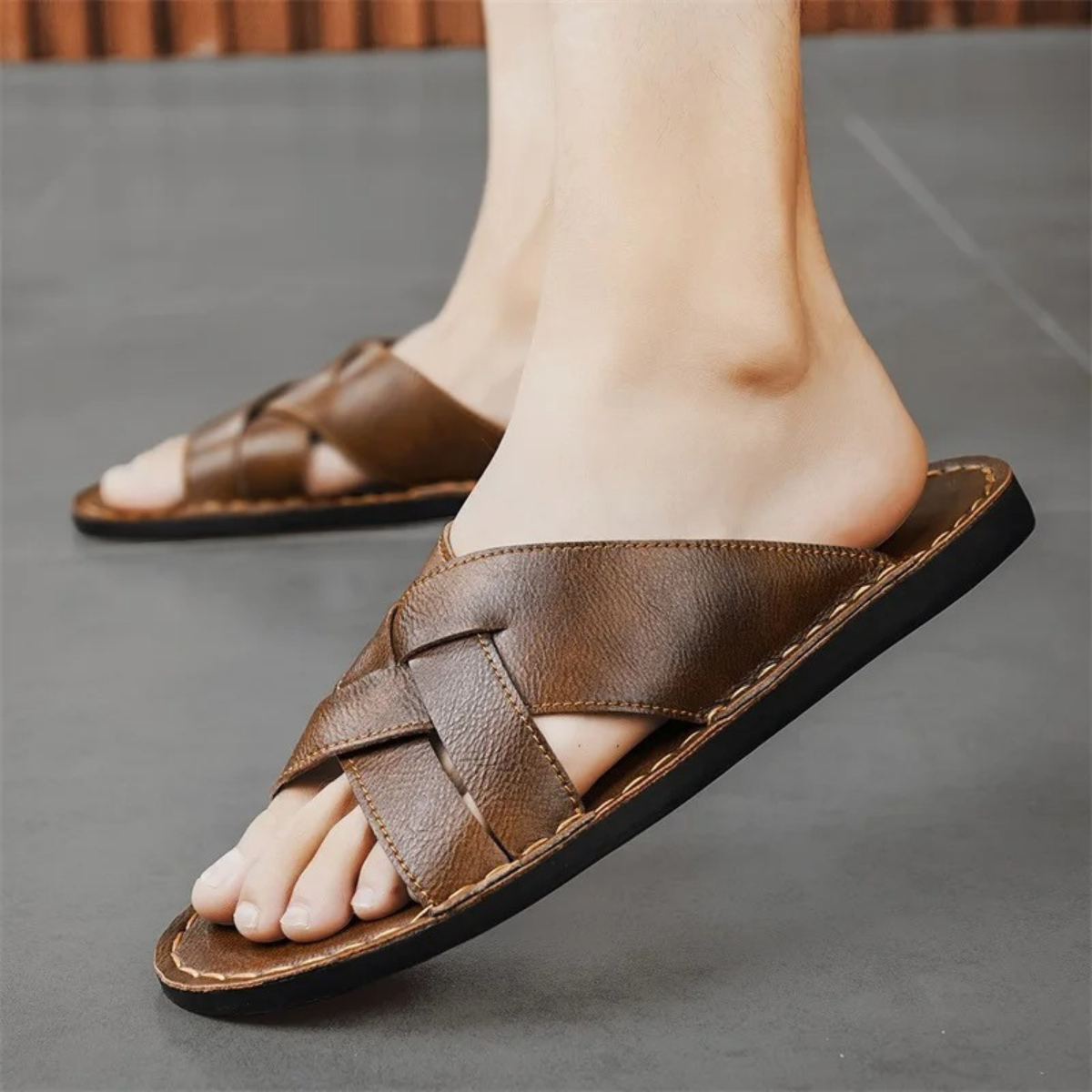 Herrarnas sandaler med korsade remmar och kontrastsömmar-Footwear for men-Fjallbarn