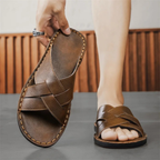 Herrarnas sandaler med korsade remmar och kontrastsömmar-Footwear for men-Fjallbarn
