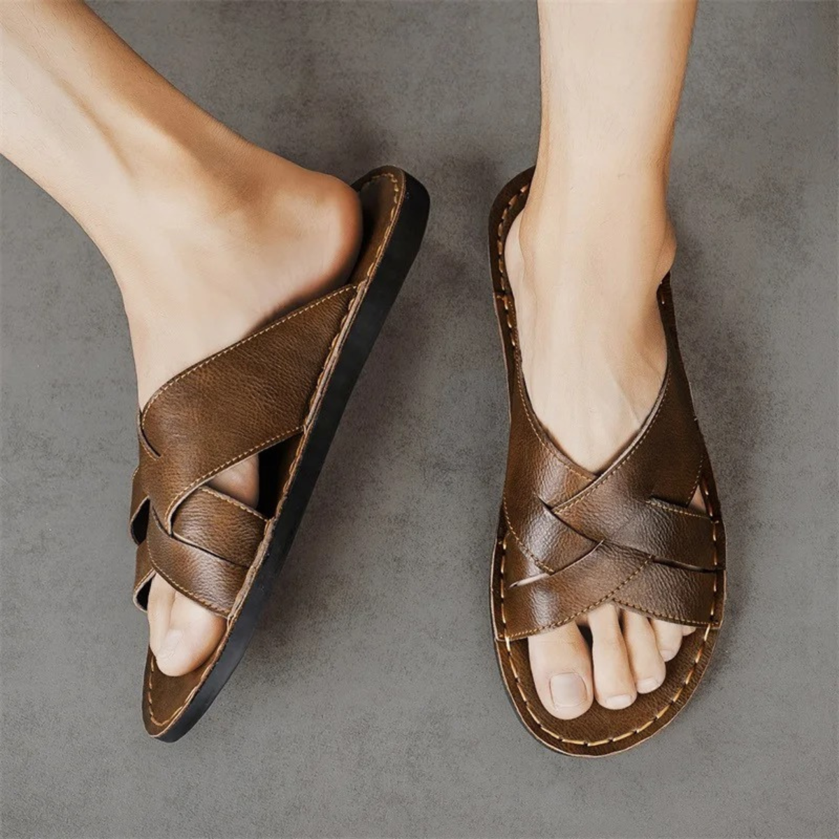 Herrarnas sandaler med korsade remmar och kontrastsömmar-Footwear for men-Fjallbarn