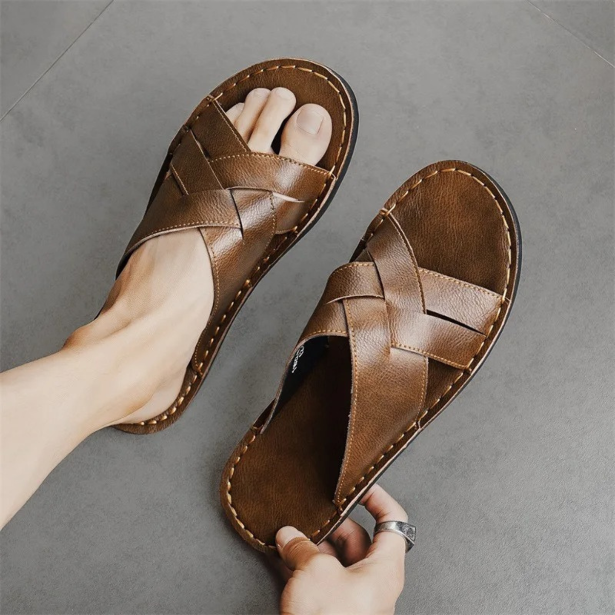 Herrarnas sandaler med korsade remmar och kontrastsömmar-Footwear for men-Fjallbarn