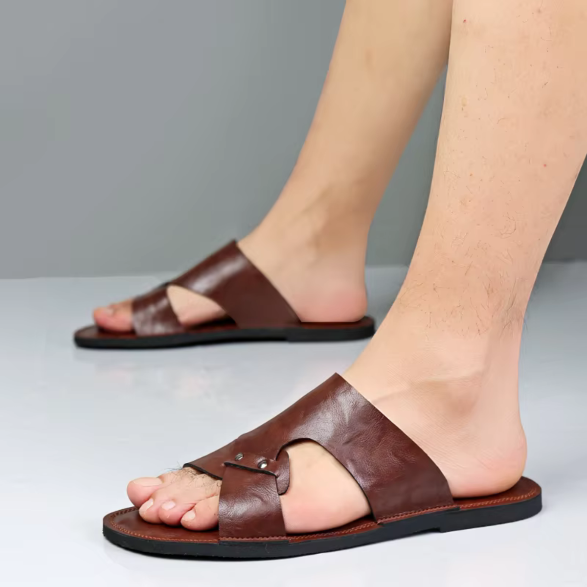 Herrarnas sandaler med utskuren rem och metallnitar-Footwear for men-Fjallbarn