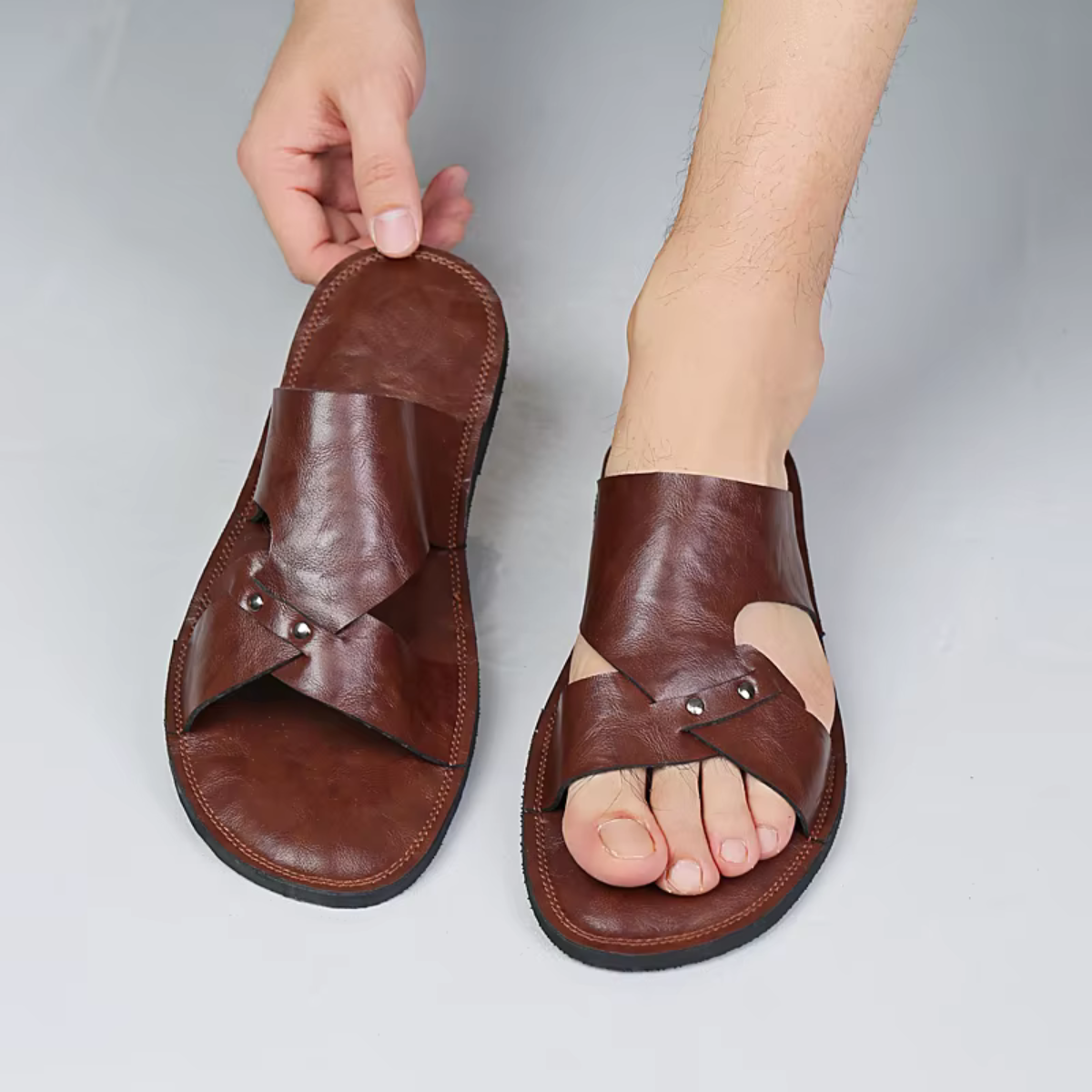 Herrarnas sandaler med utskuren rem och metallnitar-Footwear for men-Fjallbarn