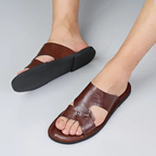 Herrarnas sandaler med utskuren rem och metallnitar-Footwear for men-Fjallbarn
