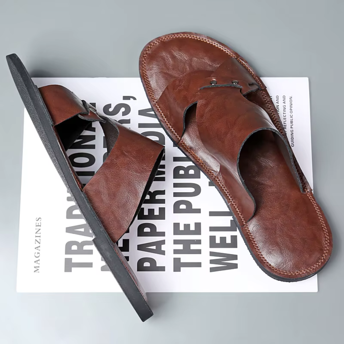 Herrarnas sandaler med utskuren rem och metallnitar-Footwear for men-Fjallbarn