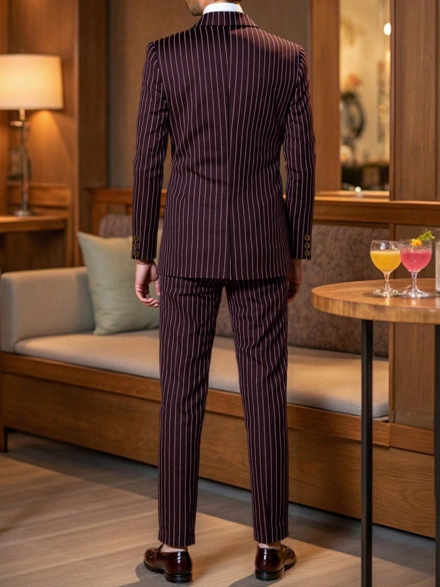 Herrkostym med kritstrecksränder och spetsiga slag-Suits for men-Fjallbarn
