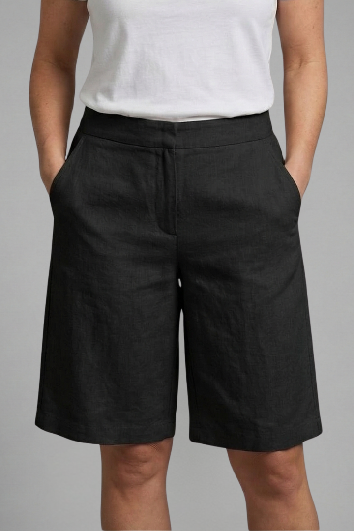 Knälånga shorts med hög midja och snedställda fickor för dam-Shorts for women-Fjallbarn