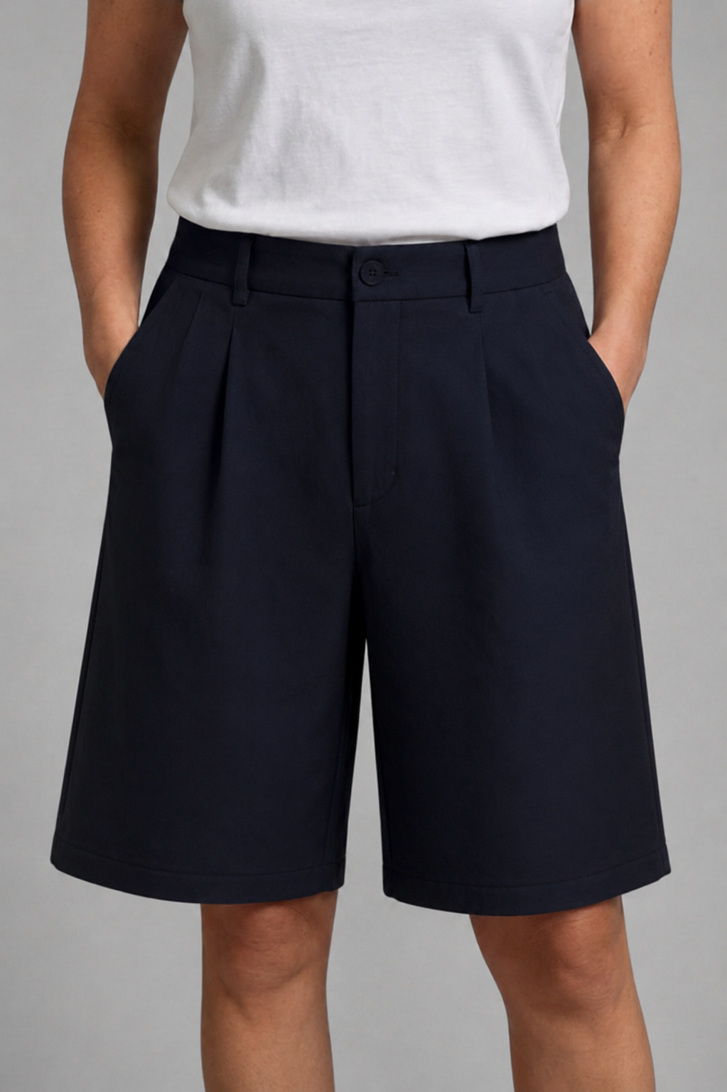 Knälånga shorts med hög midja och snedställda fickor för dam-Shorts for women-Fjallbarn