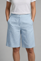 Knälånga shorts med hög midja och snedställda fickor för dam-Shorts for women-Fjallbarn