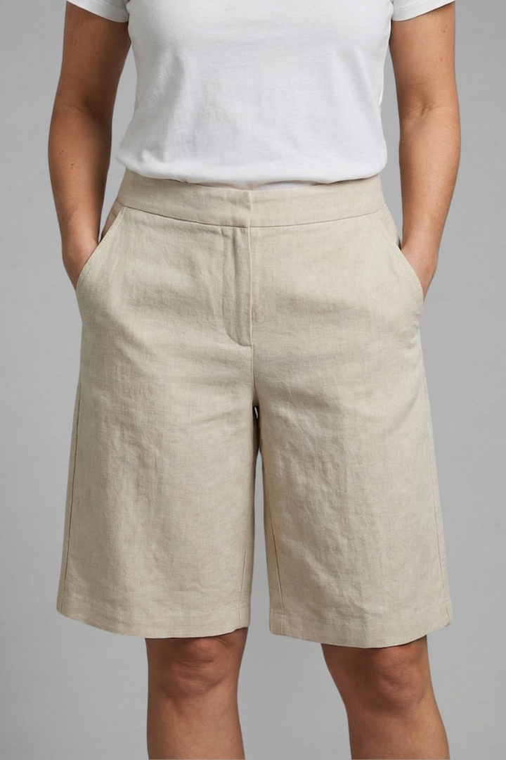 Knälånga shorts med hög midja och snedställda fickor för dam-Shorts for women-Fjallbarn