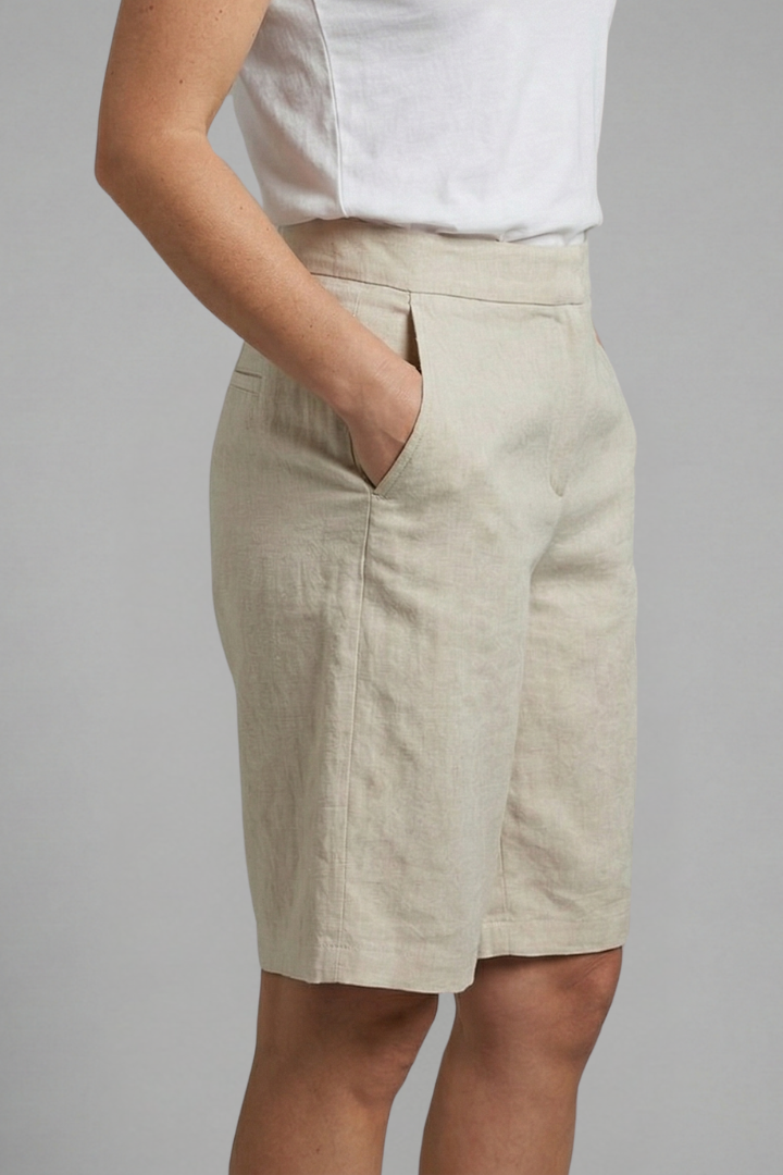 Knälånga shorts med hög midja och snedställda fickor för dam-Shorts for women-Fjallbarn