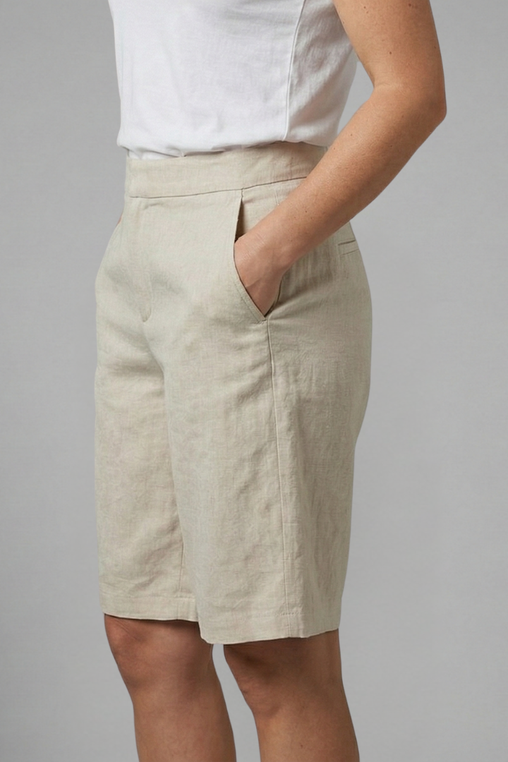 Knälånga shorts med hög midja och snedställda fickor för dam-Shorts for women-Fjallbarn