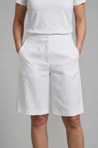 Knälånga shorts med hög midja och snedställda fickor för dam-Shorts for women-Fjallbarn