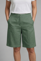 Knälånga shorts med hög midja och snedställda fickor för dam-Shorts for women-Fjallbarn