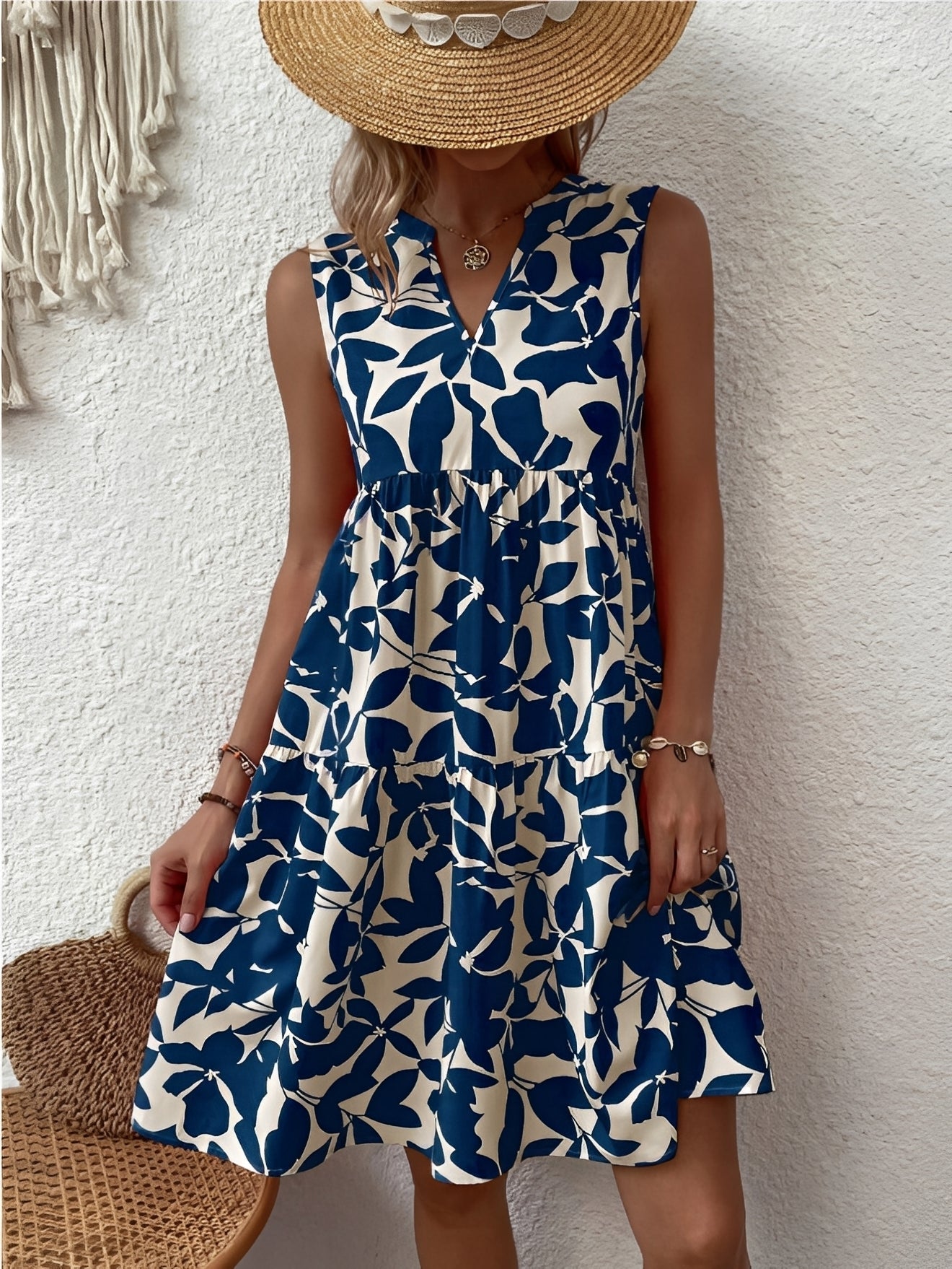 Kort damklänning utan ärmar med V-ringning och lagerkjol-Mini Dress-Fjallbarn