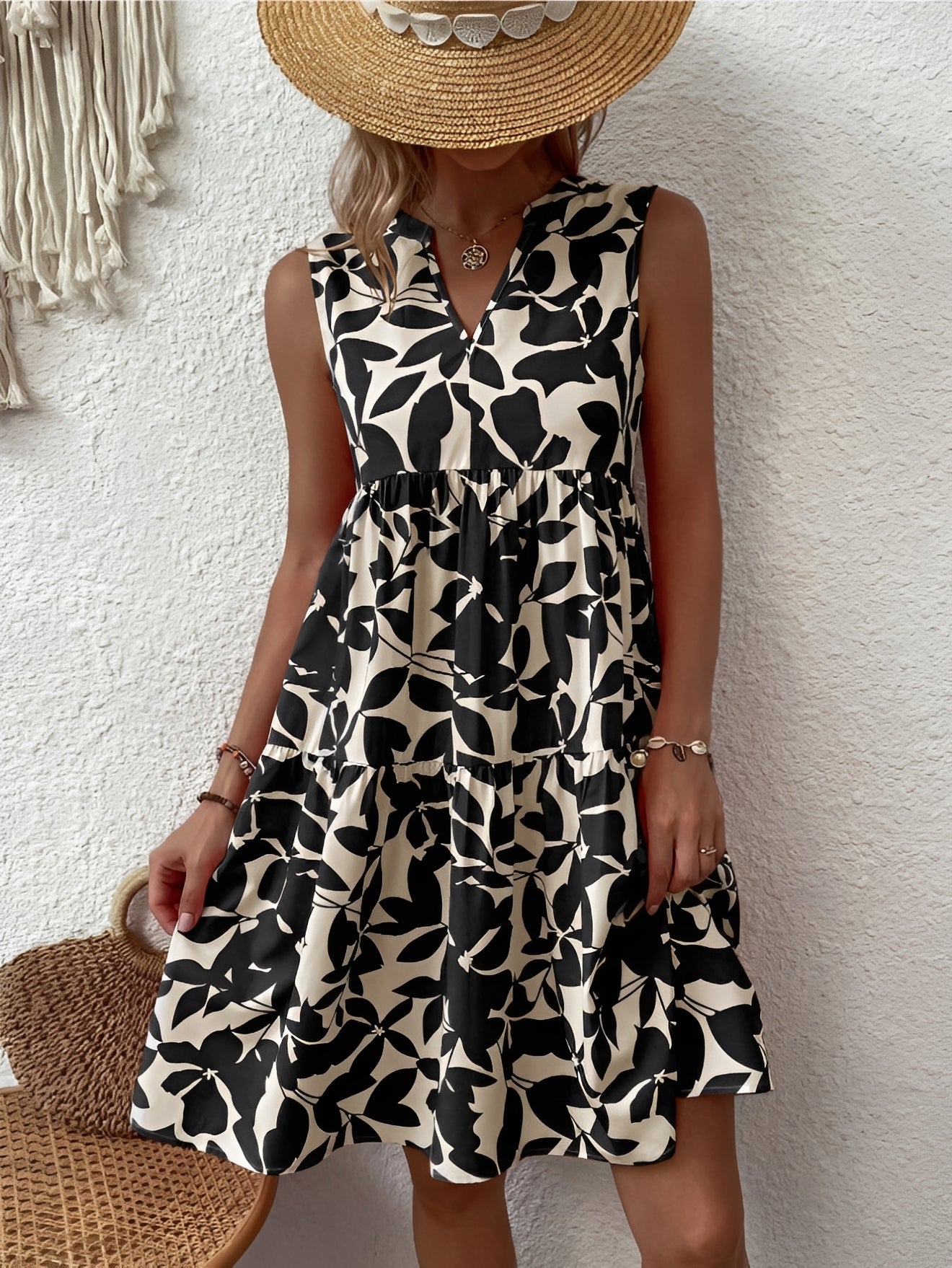 Kort damklänning utan ärmar med V-ringning och lagerkjol-Mini Dress-Fjallbarn