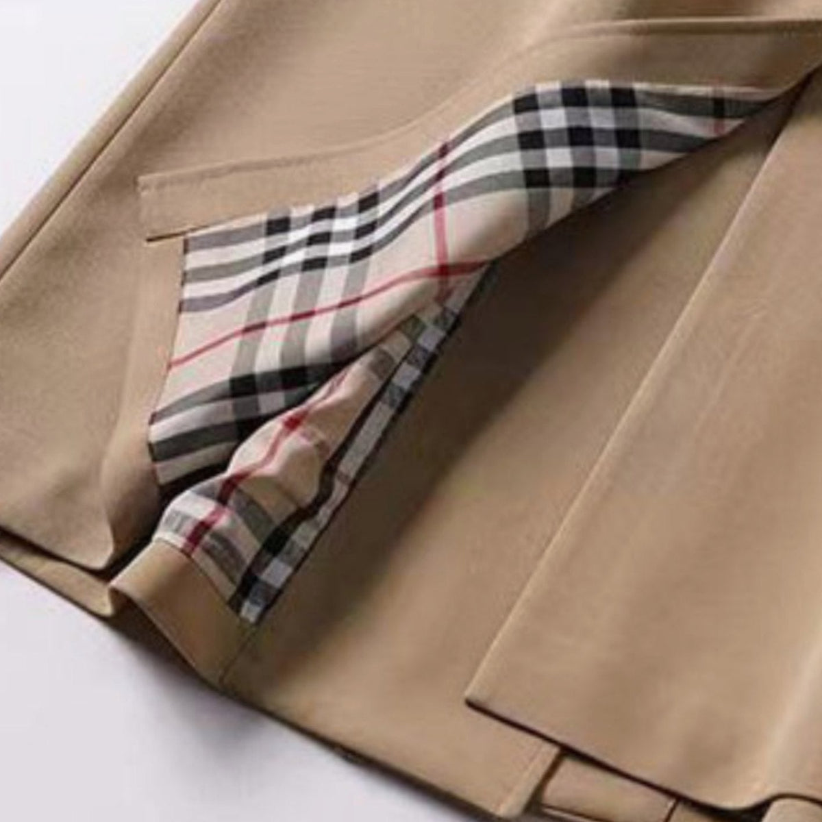 Lång trenchcoat för dam med bälte och rutigt foder-Coats for women-Fjallbarn