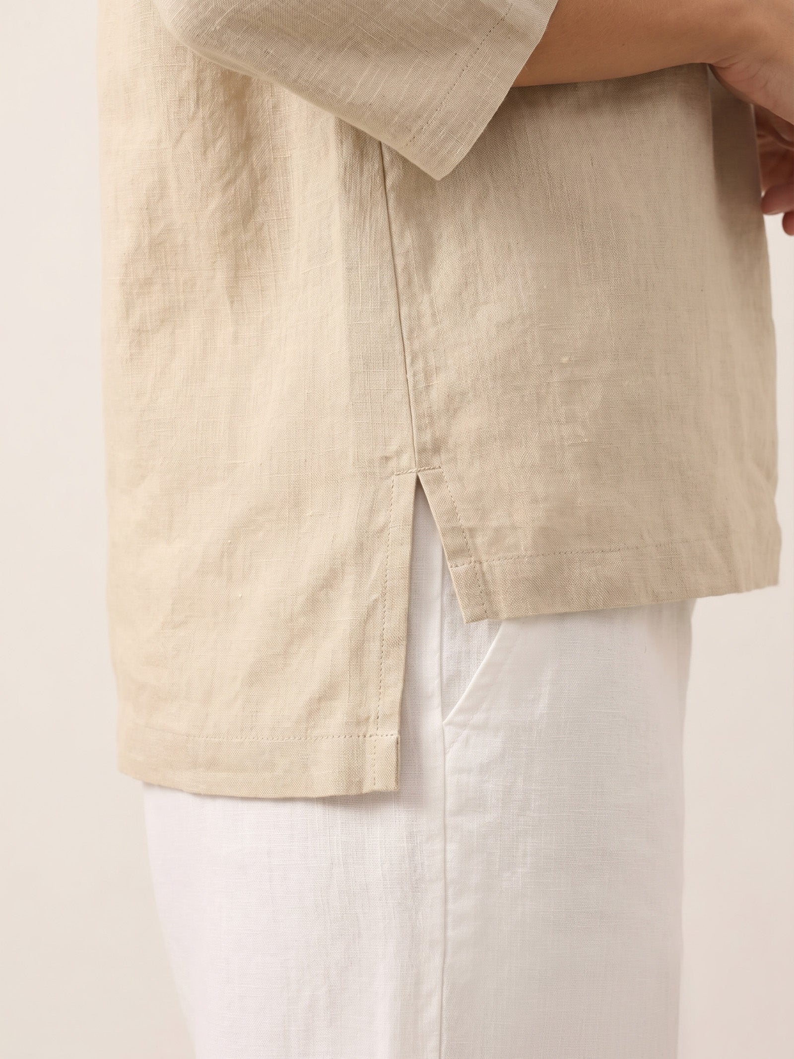 Linnetopp med sjalkrage och V-ringning för dam-Tops for women-Fjallbarn