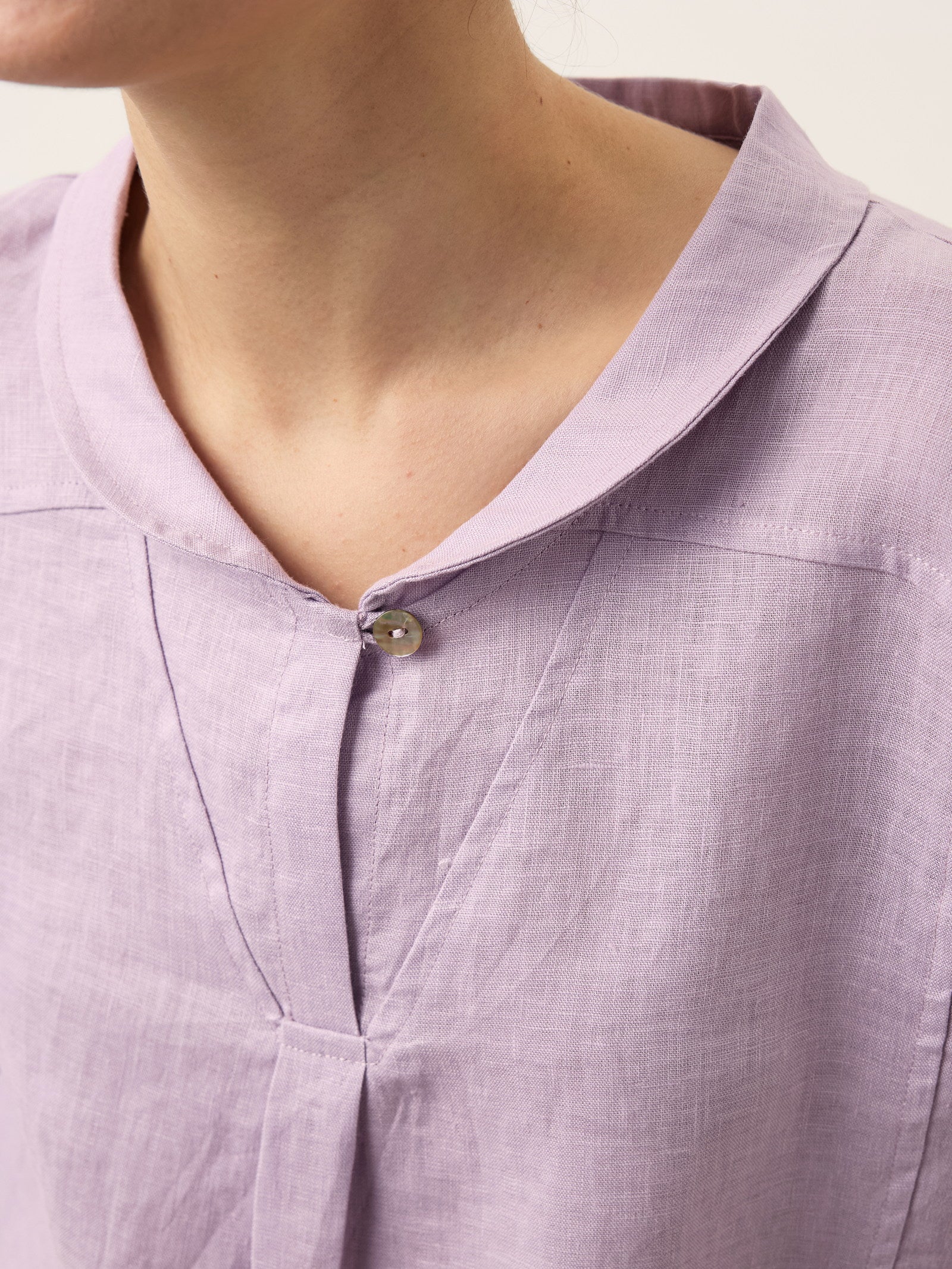 Linnetopp med sjalkrage och V-ringning för dam-Tops for women-Fjallbarn