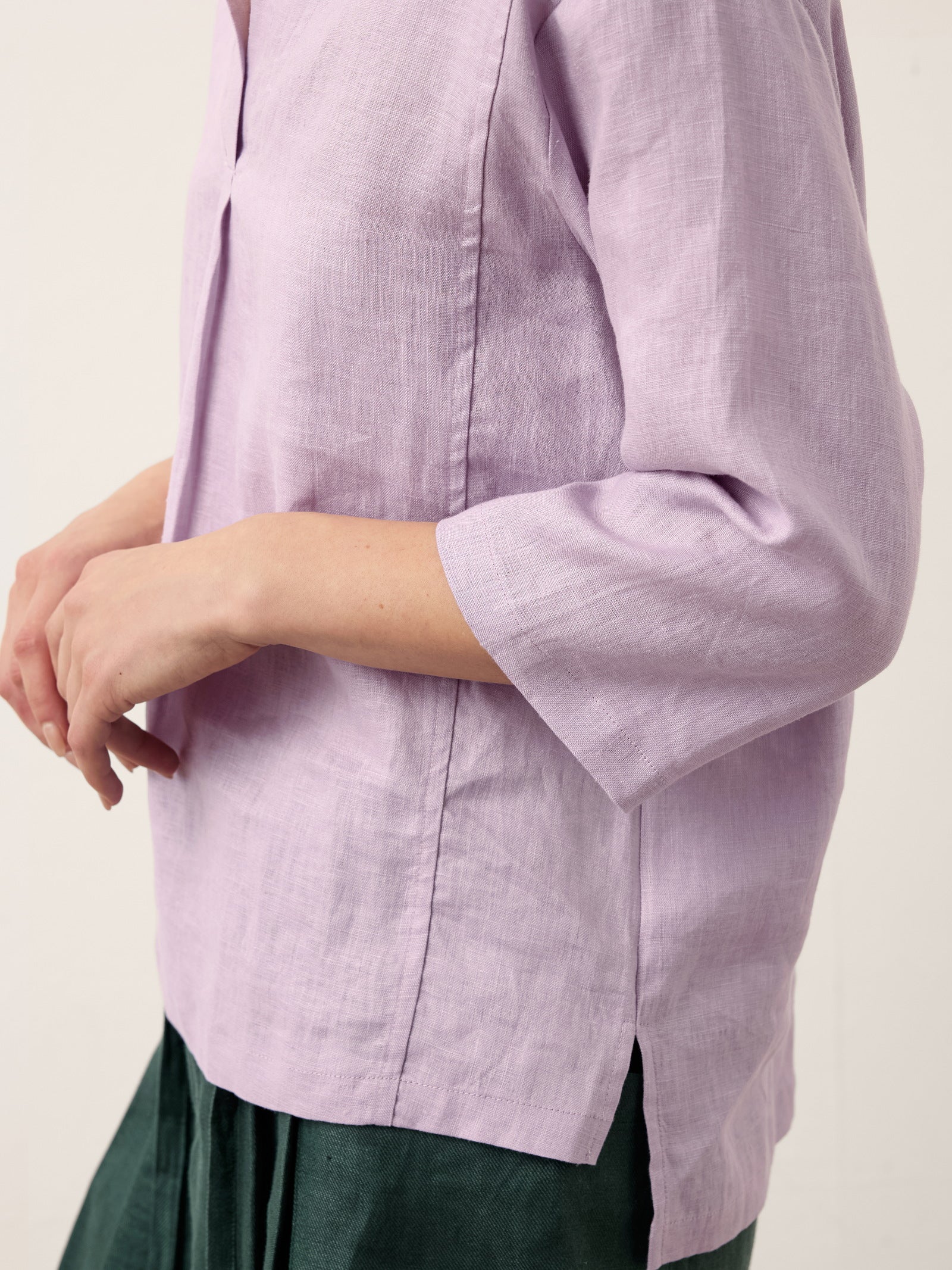 Linnetopp med sjalkrage och V-ringning för dam-Tops for women-Fjallbarn