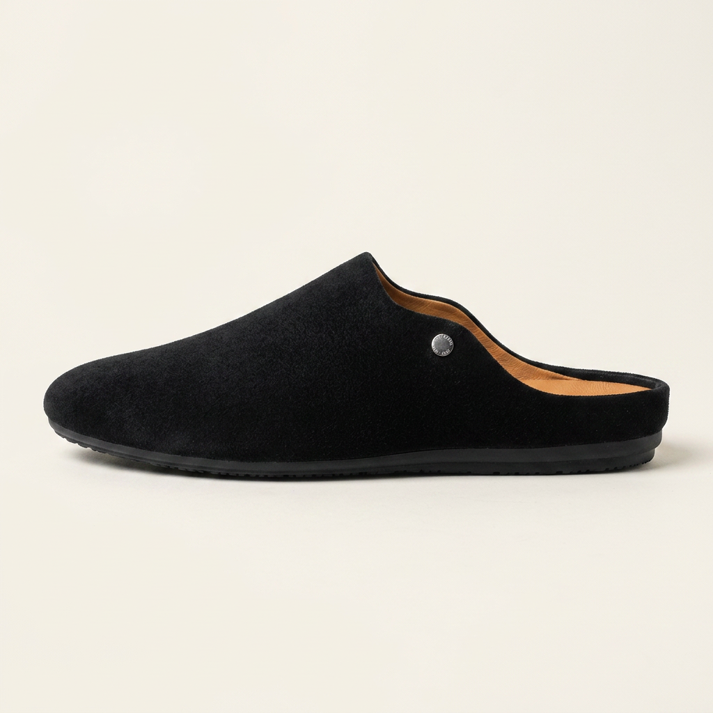 Mockasin-tofflor i mocka för män med metalldetaljer-Footwear for men-Fjallbarn