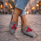 Mockasiner i mockaimitation med spetsig tå och tofsar för dam-Footwear for women-Fjallbarn