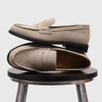 Penny-loafers i mocka för herrar med kontrastsömmar-Footwear for men-Fjallbarn