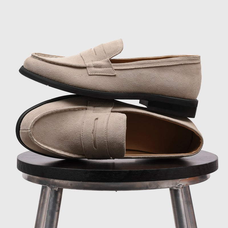Penny-loafers i mocka för herrar med kontrastsömmar-Footwear for men-Fjallbarn