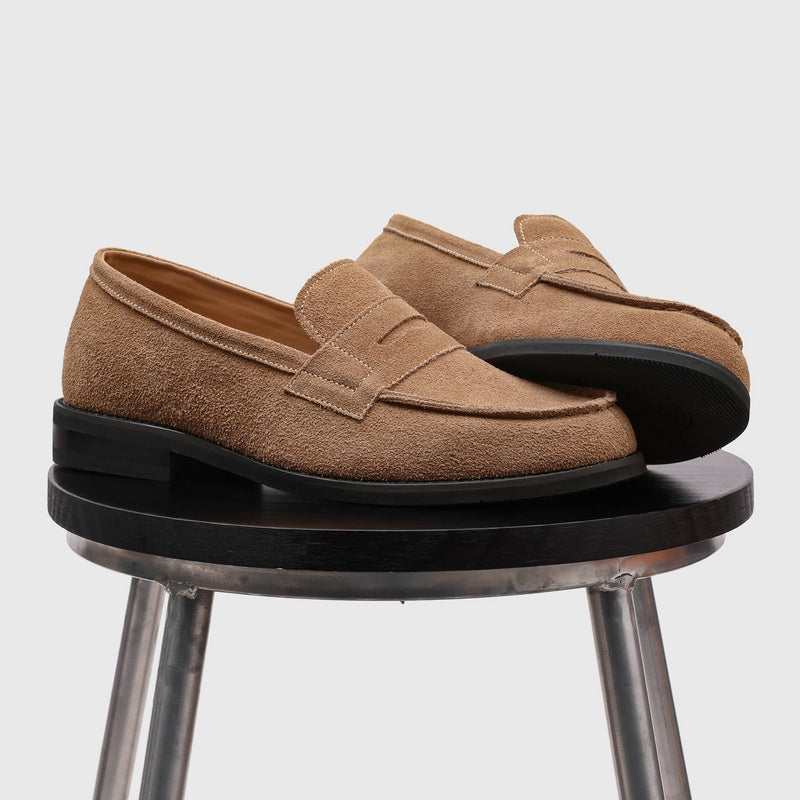 Penny-loafers i mocka för herrar med kontrastsömmar-Footwear for men-Fjallbarn