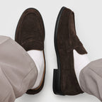 Penny-loafers i mocka för herrar med kontrastsömmar-Footwear for men-Fjallbarn