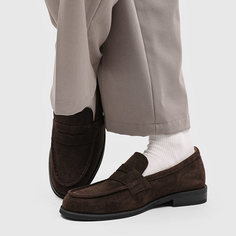 Penny-loafers i mocka för herrar med kontrastsömmar-Footwear for men-Fjallbarn