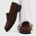 Penny-loafers i mocka för herrar med kontrastsömmar-Footwear for men-Fjallbarn