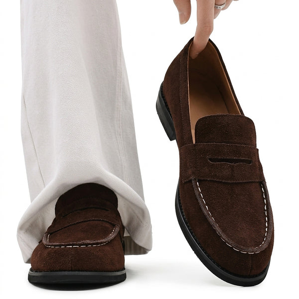 Penny-loafers i mocka för herrar med kontrastsömmar-Footwear for men-Fjallbarn