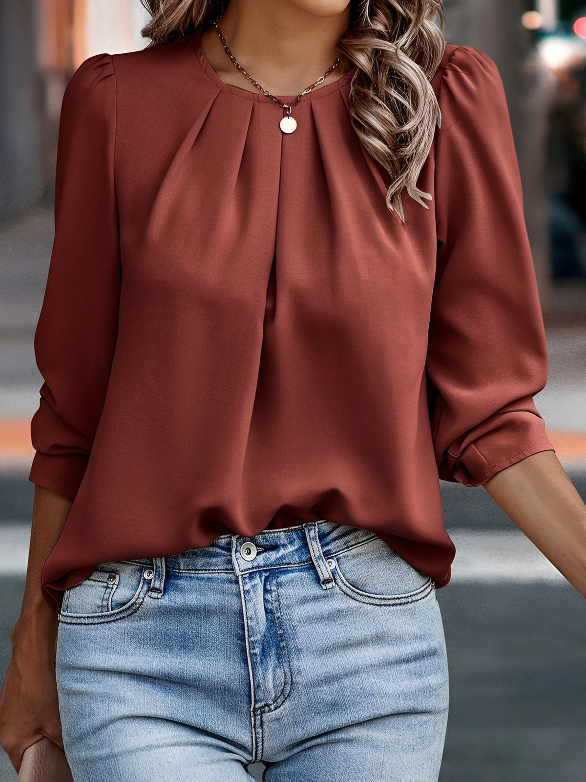 Plisserad blus med rund hals för dam-Blouses for women-Fjallbarn