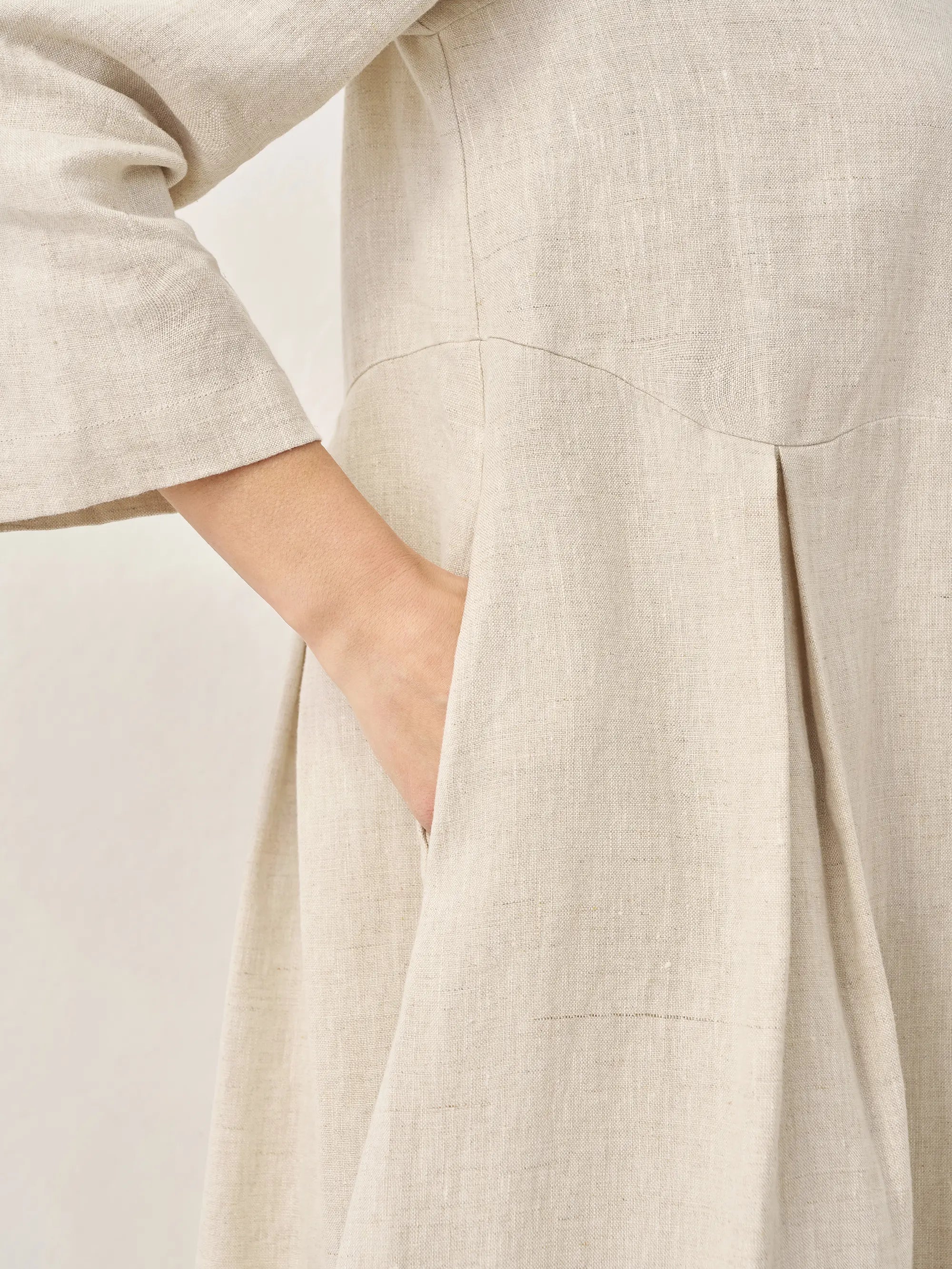 Plisserad midiklänning i linne med båthals för dam-Midi Dress-Fjallbarn
