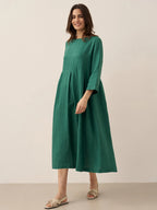 Plisserad midiklänning i linne med båthals för dam-Midi Dress-Fjallbarn