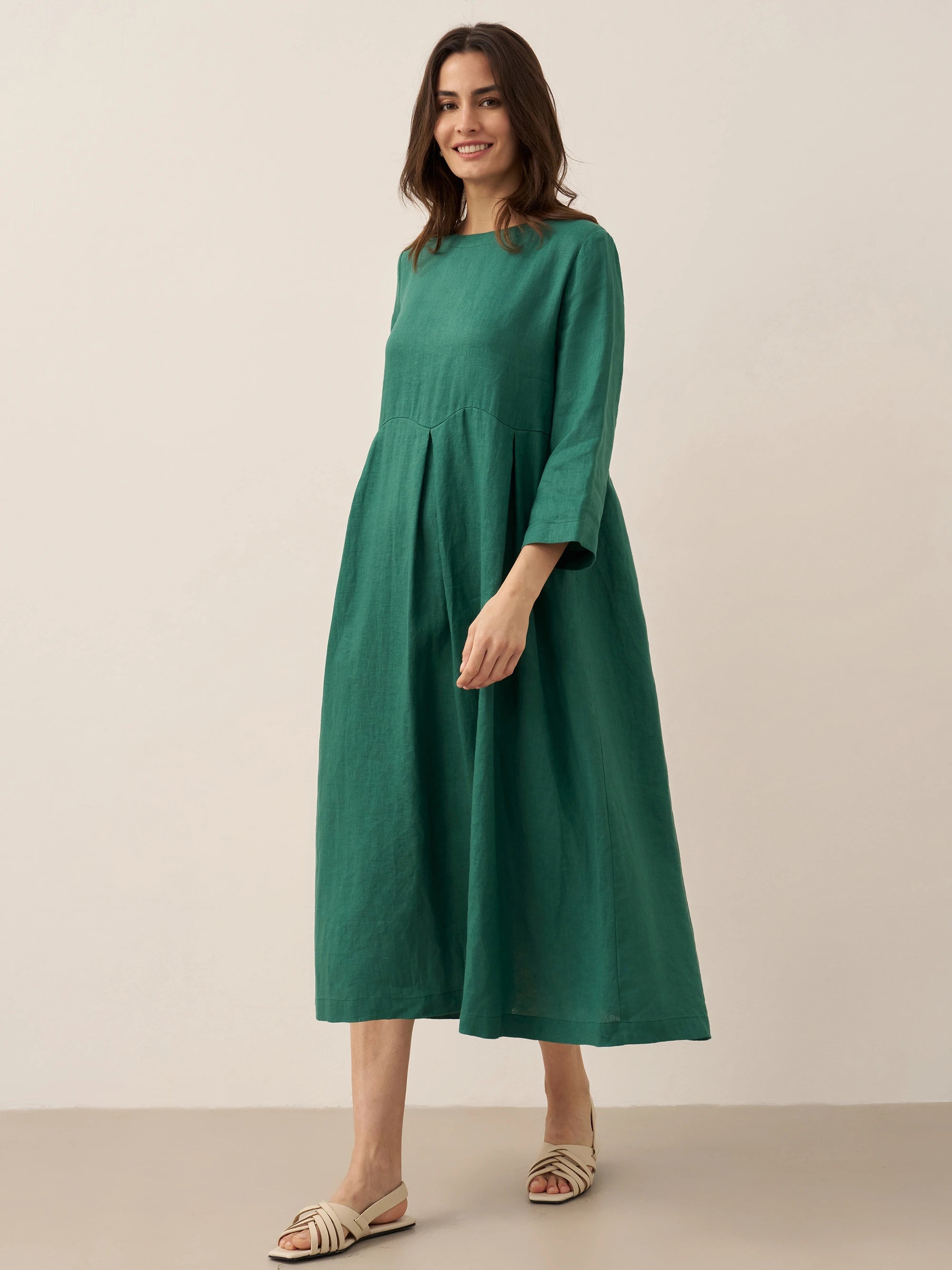 Plisserad midiklänning i linne med båthals för dam-Midi Dress-Fjallbarn