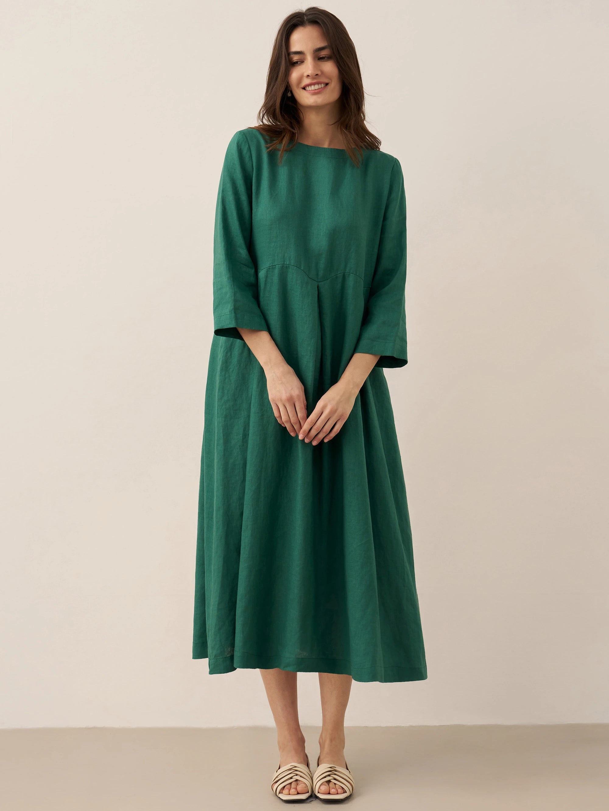 Plisserad midiklänning i linne med båthals för dam-Midi Dress-Fjallbarn