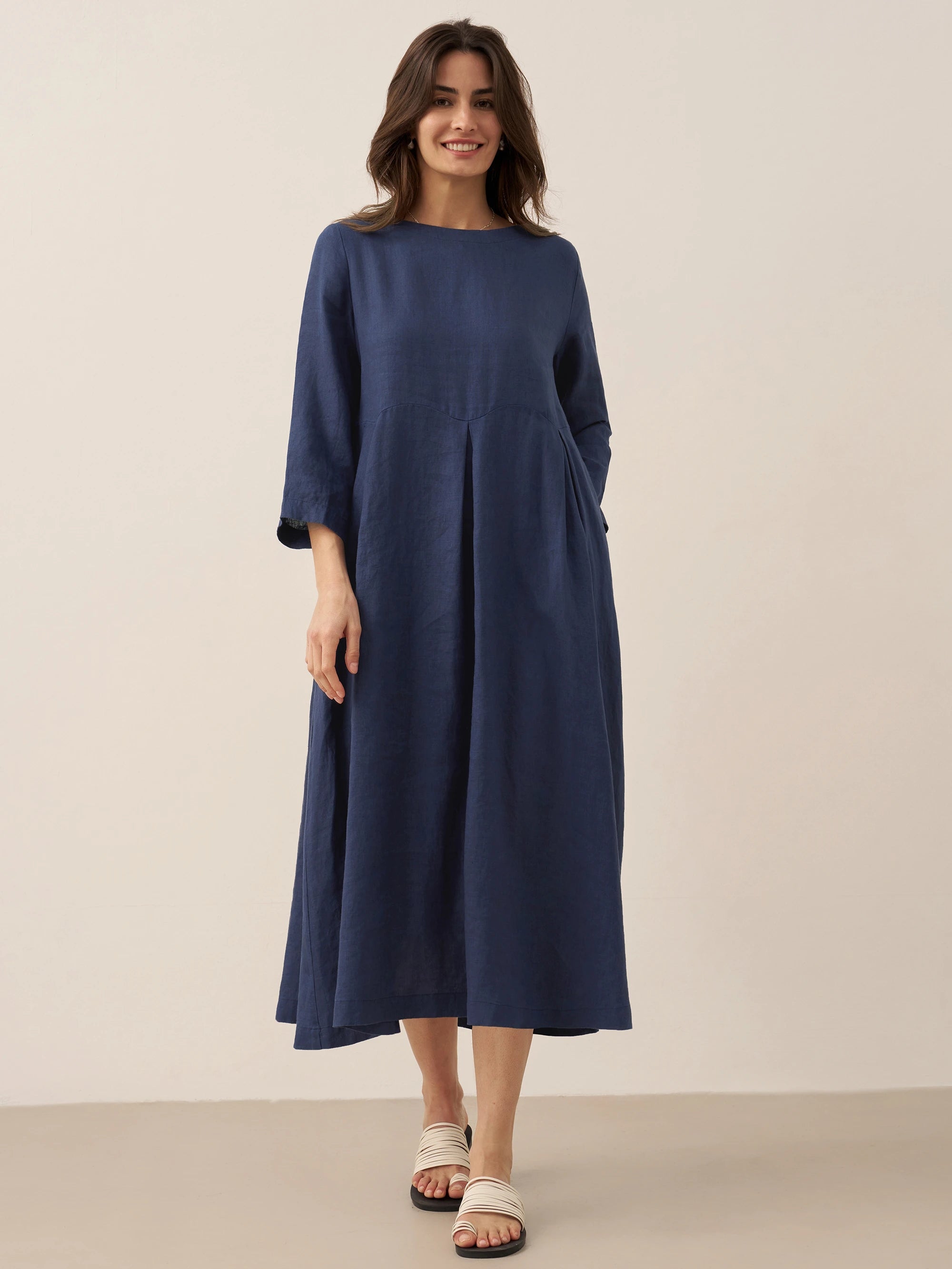 Plisserad midiklänning i linne med båthals för dam-Midi Dress-Fjallbarn