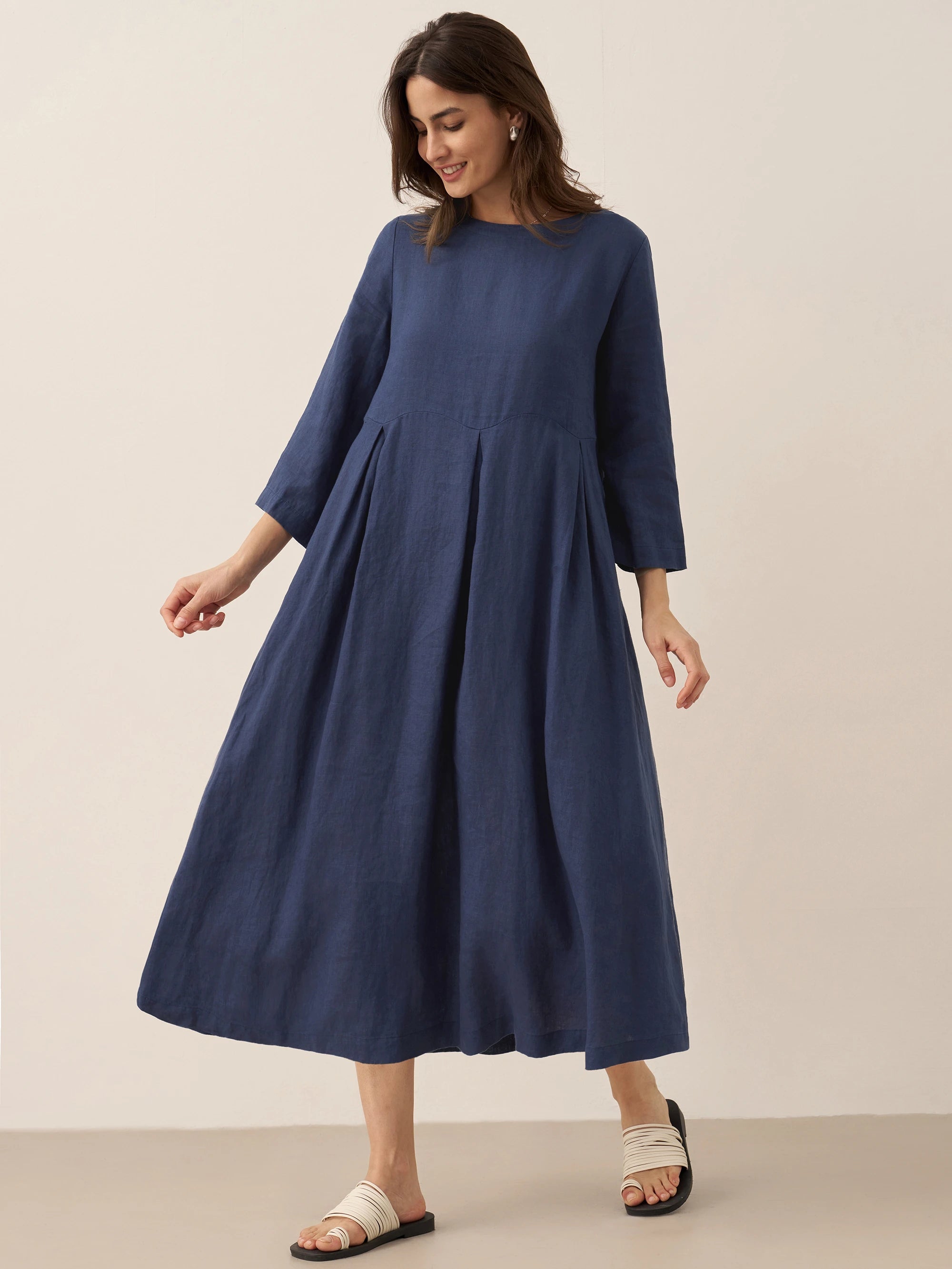 Plisserad midiklänning i linne med båthals för dam-Midi Dress-Fjallbarn